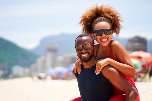 A internet também oferece serviços de relacionamento voltado para pessoas especificamente para pessoas negras. (Fonte: Getty Images/Reprodução)