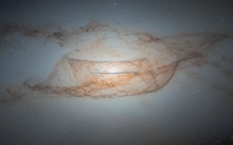 A galáxia lenticular NGC 4753 está localizada a aproximadamente 60 milhões de anos-luz da Terra, na constelação de Virgem.