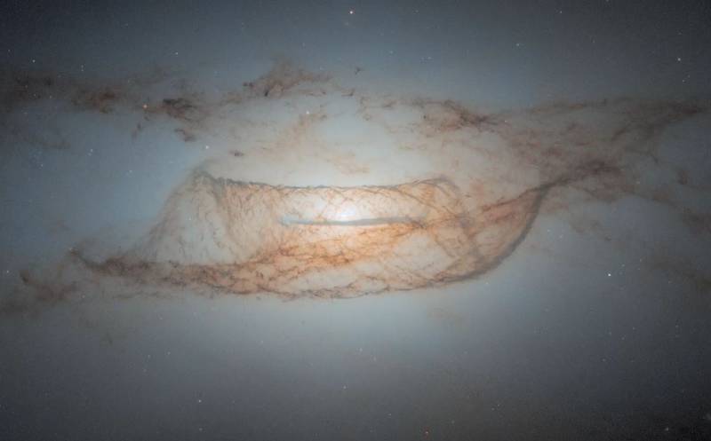 A galáxia lenticular NGC 4753 está localizada a aproximadamente 60 milhões de anos-luz da Terra, na constelação de Virgem.