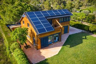A energia solar tem como grande vantagem a sustentabilidade. (Fonte: GettyImages/ Reprodução)