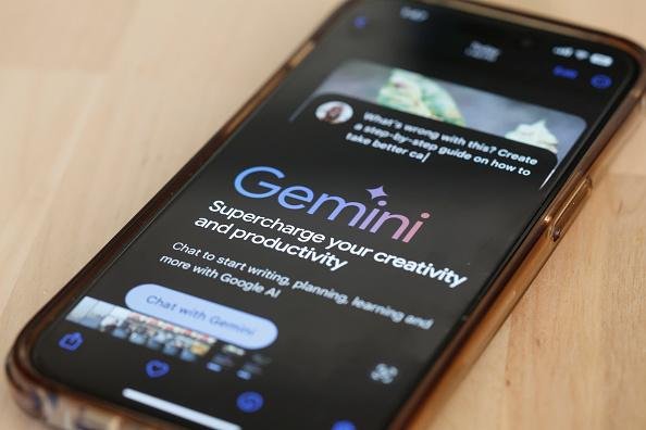 Além da OpenAI, a Apple estaria preparando uma parceria com a Google, a fim de implementar o Gemini no iOS 18. (Imagem: Getty Images)