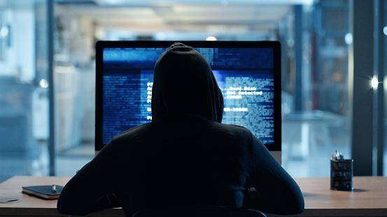 Criminosos aproveitam tragédia no RS para lucrar com golpes virtuais.