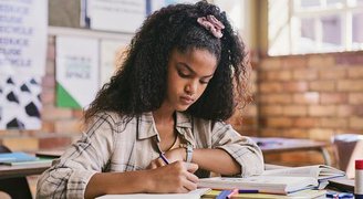 Principais cursos preparatórios do Brasil contam com aplicativos para se preparar para o Enem dos Concursos Públicos. (Fonte: Getty Images/Reprodução)