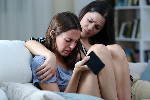 É preciso ficar atento à forma com que você usa as redes sociais, pois também pode estar cometendo cyberbullying. (Imagem: Getty Images)