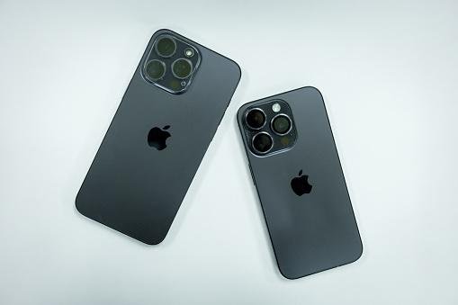 O iPhone 15 Pro Max custa mais de 10 mil reais aqui no Brasil. (Imagem: Getty Images)