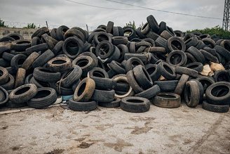 Conforme pesquisas apontam, é possível transformar pneus em matérias-primas. (Getty Images/Reprodução)