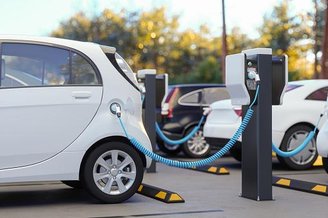 Áreas para abastecimento de carros elétricos podem custar de R$ 3 mil a R$ 400 mil no Brasil. (Fonte: GettyImages/Reprodução)