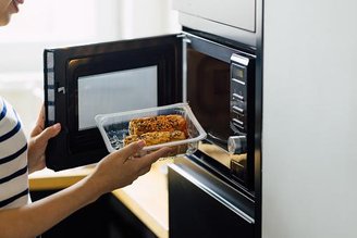 O micro-ondas segue sendo um eletrodoméstico muito prático para o dia a dia das famílias. (Fonte: GettyImages/ Reprodução)