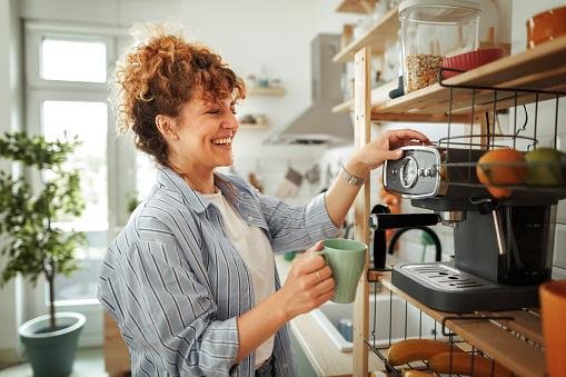 Uma boa cafeteira garante a energia extra para o dia. (Fonte: GettyImages/ Reprodução)