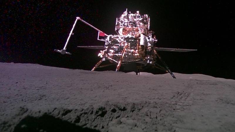 A imagem apresenta a primeira selfie do rover chinês no lado escuro da Lua.