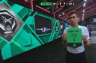 Uma carta de shoot-out, lance derivado do pênalti em que um jogador se move na direção do gol para marcar. (Imagem: Twitch Gaules/Reprodução)