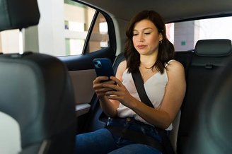 Compartilhar a sua viagem com um conhecido é uma boa dica de segurança no Uber. (Fonte: Getty Images/Reprodução)