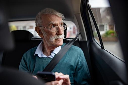 Ao longo da viagem, fique atento ao trajeto para ter certeza de que está no caminho indicado no aplicativo. (Fonte: Getty Images/Reprodução)