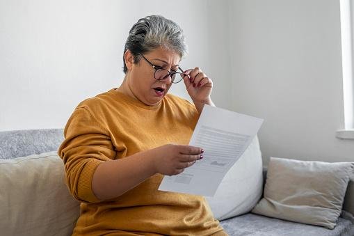 No golpe do boleto falso, a vítima paga uma dívida que não possui. (Fonte: GettyImages/ Reprodução)