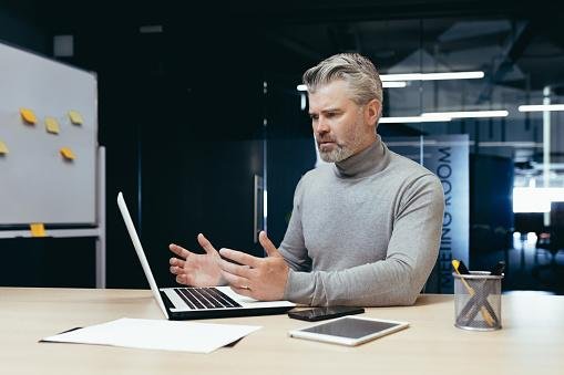 Muitas pessoas relatam receber mensagens falando sobre renda extra na internet através do Instagram e WhatsApp. (Fonte: GettyImages/ Reprodução)