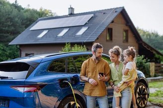 São necessárias em média duas placas solares por mês para carregar um carro elétrico. (Fonte: GettyImages/Reprodução)