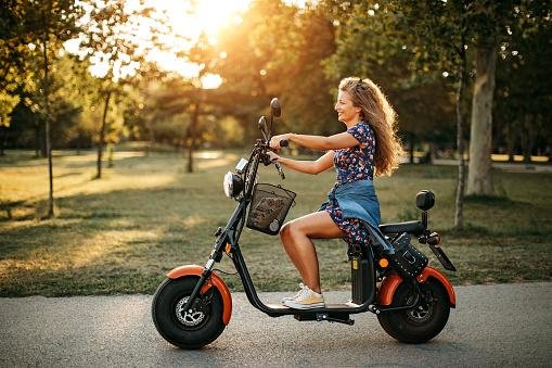 Alguns modelos de moto podem ser pilotados sem a necessidade de habilitação. (Fonte: Getty Images/Reprodução)