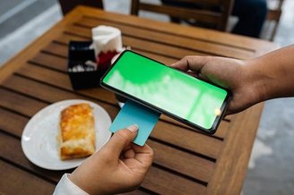 Pix por aproximação vai permitir pagamentos feitos com celulares e relógios compatíveis com o NFC e a carteira digital da Google ou Apple.