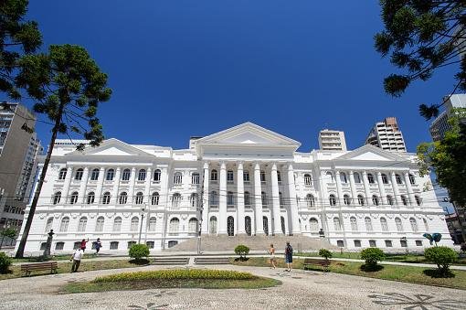 A UFPR é sediada em Curitiba.