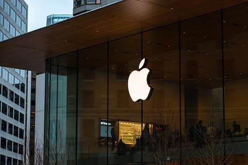 A Apple é a primeira marca a alcançar valor de US$ 1 trilhão.