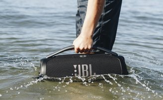 Caixa de Som JBL viraliza ao resistir às enchentes e funcionar após 25 dias  submersa - TecMundo
