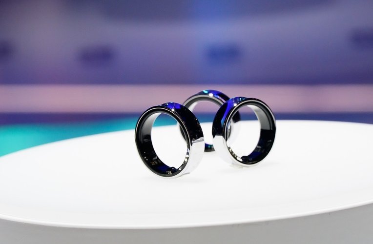 O Galaxy Ring em exibição prévia na MWC 2024.