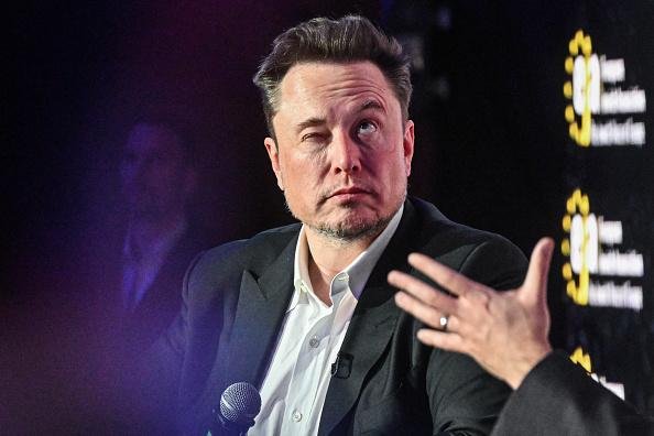 Elon Musk é acusado de desviar recursos da Tesla para a xAI.