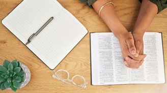 No caso da Bíblia, a reescrita por IA não é algo sequer considerado pela Igreja. (Imagem: Getty Images)