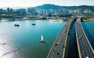 A capital de Santa Catarina também é uma das indicadas para viajar com carro elétrico. (Fonte: Getty Images/Reprodução)