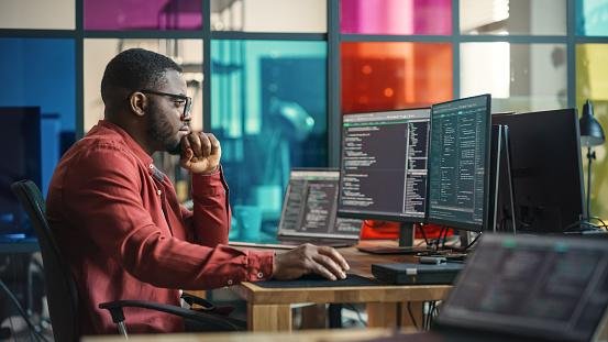 Os bancos digitais precisam enfrentar hoje o desafio do Old First. (Fonte: GettyImages / Reprodução)