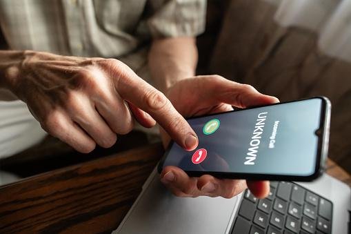 Bombardeio de chamadas indesejadas mudou o comportamento dos brasileiros em relação ao uso dos celulares. (Imagem: Getty Images)