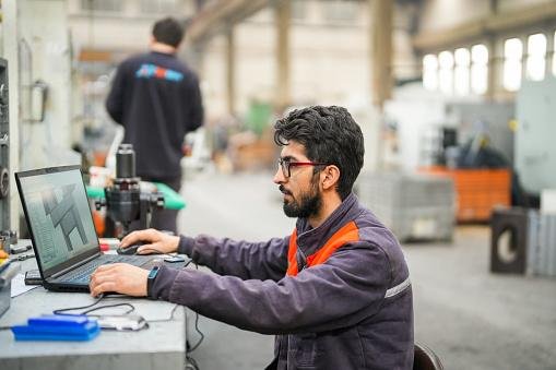 O low code permite que qualquer pessoa possa criar aplicações sem conhecer linguagens de programação. (Fonte: Getty Images/ Reprodução)