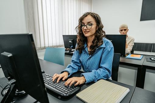 O low code utiliza a inteligência artificial generativa em suas ações. (Fonte: Getty Images/Reprodução)