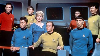 A imagem apresenta o elenco da série original Star Trek, lançada em 1966.