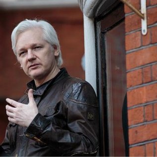 Imagem de Julian Assange, fundador do WikiLeaks, é solto após acordo com os EUA