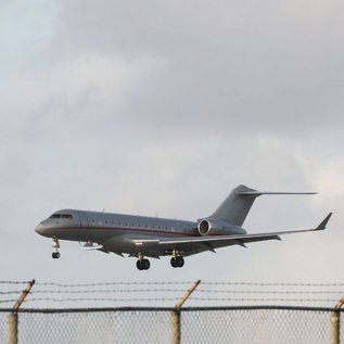 Imagem de Voo de Julian Assange foi o mais monitorado do mundo no FlightRadar24