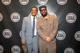 Artistas em evento da RIAA, a Associação Americana da Indústria de Gravação.