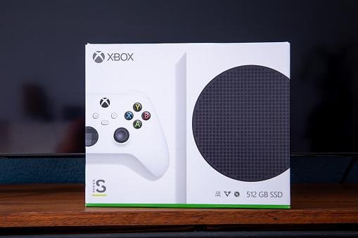 É possível encontrar à venda Xbox Series S usados na internet