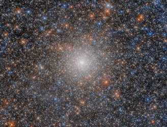 O aglomerado globular NGC 2005 está localizado a 162 mil anos-luz de distância da Terra e aproximadamente 750 anos-luz do núcleo da Grande Nuvem de Magalhães (LMC).