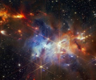 A Nebulosa da Serpente está localizada a aproximadamente 1.300 anos-luz da Terra; os cientistas acreditam que algumas estrelas da região podem evoluir e crescer mais que o Sol.