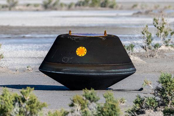 A cápsula lacrada com as amostras de Bennu, lançada pela OSIRIS-ReX à Terra.