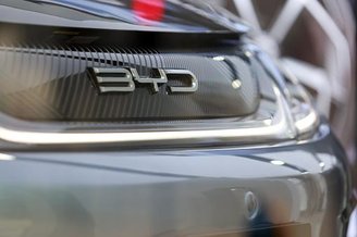 A previsão é de que a chinesa BYD venda 120 mil carros no Brasil até o fim deste ano, todos importados. (Imagem: Getty Images)