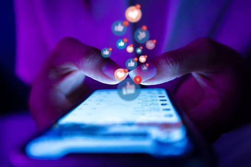 O Facebook influencia na ordem de visualização dos seus Stories. (Fonte: GettyImages / Reprodução)