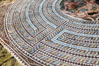 O labirinto mitológico da ilha de Creta foi projetado para que o Minotauro não pudesse escapar.