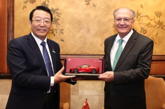 Feng Xingya, presidente da GAC Motor, ao lado de Geraldo Alckmin.