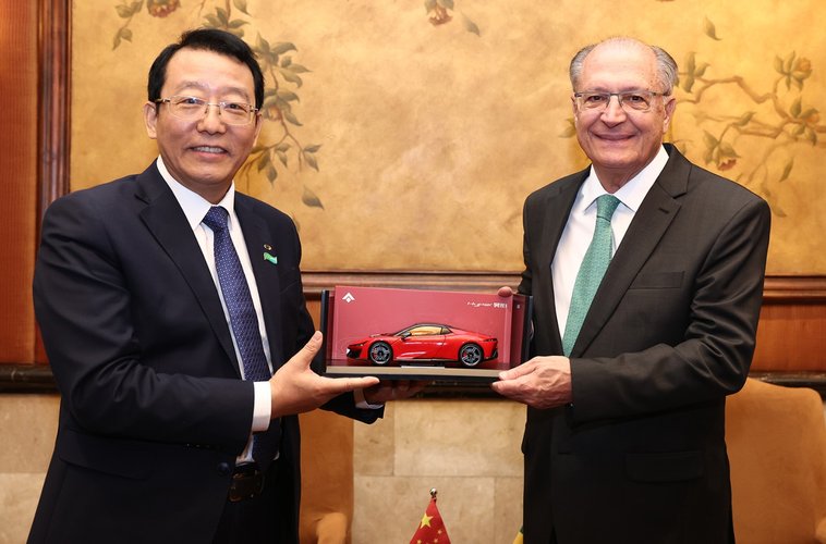 Feng Xingya, presidente da GAC Motor, ao lado de Geraldo Alckmin.