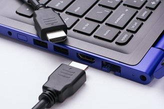 Procure a porta HDMI do seu notebook para fazer a conexão.