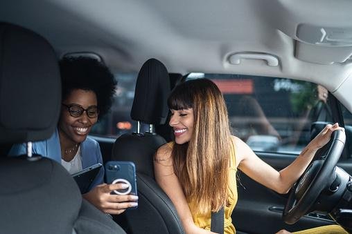 Na nova modalidade, o valor da corrida é pré-definido pelo app de transporte. (Imagem: Getty Images)