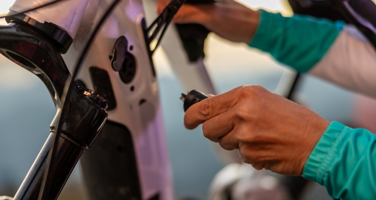 Trocar carro por bicicleta elétrica é bom para o meio ambiente, mas e para o bolso? 