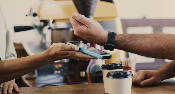 A compatibilidade com seu smartphone garante que você conseguirá aproveitar todos os recursos do seu relógio. (Fonte: GettyImages / Reprodução)